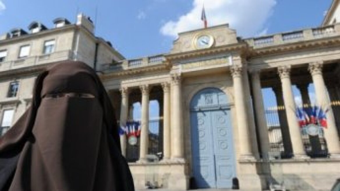 Σχεδόν οι μισοί Γάλλοι θεωρούν το Ισλάμ απειλή για την εθνική τους ταυτότητα